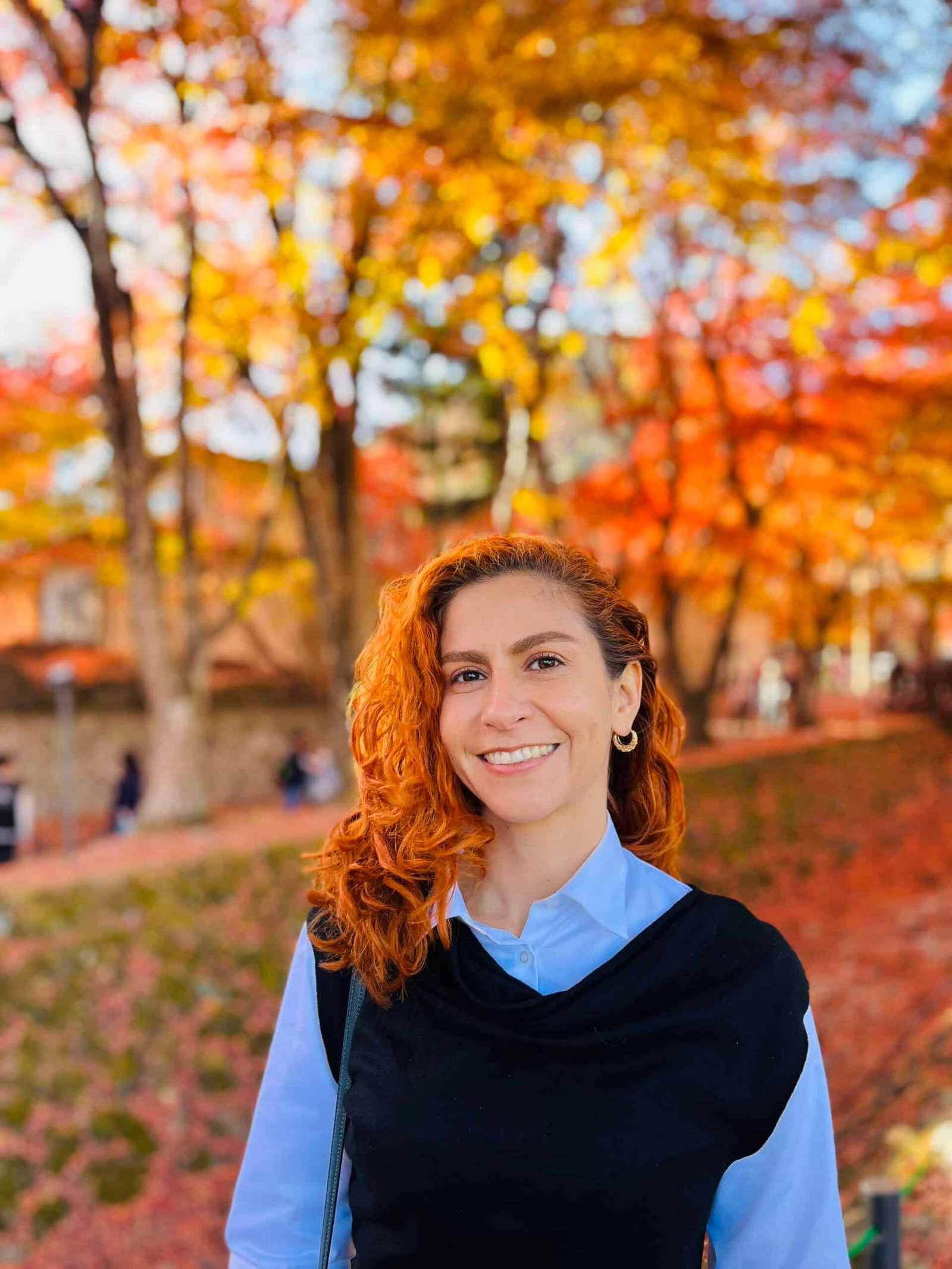 Carolina Melo, a Kalu, com árvores no outono atrás - Kalu Travel