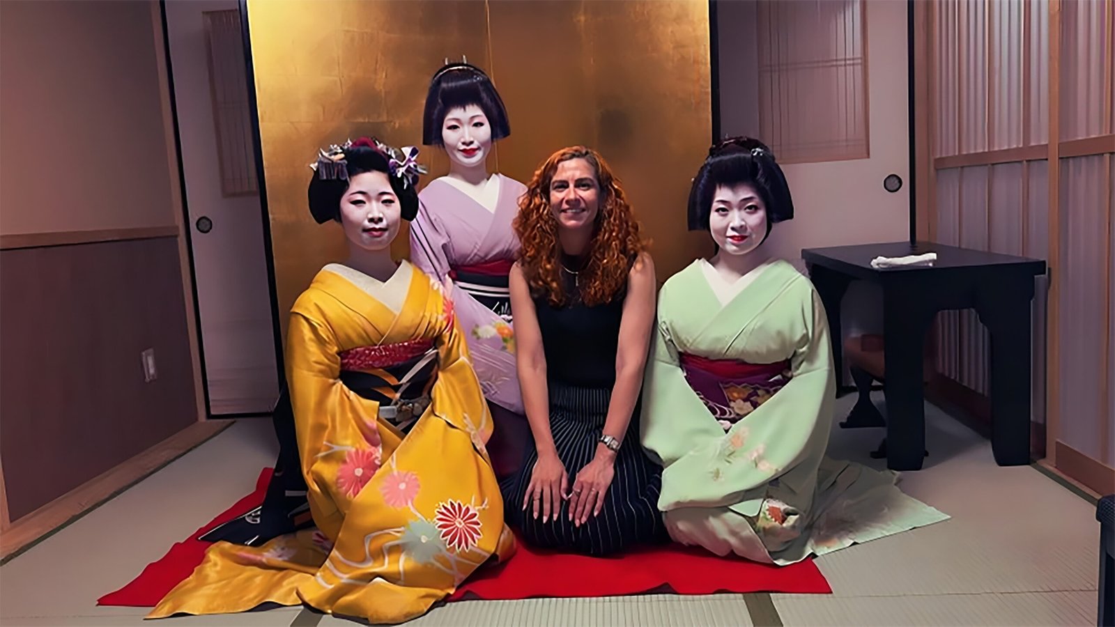 Kalu ajoelhada com três geishas.