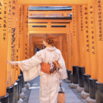 Kalu vestindo kimono entre os milhares de portões vermelhos no Fushimi Inari Taisha.