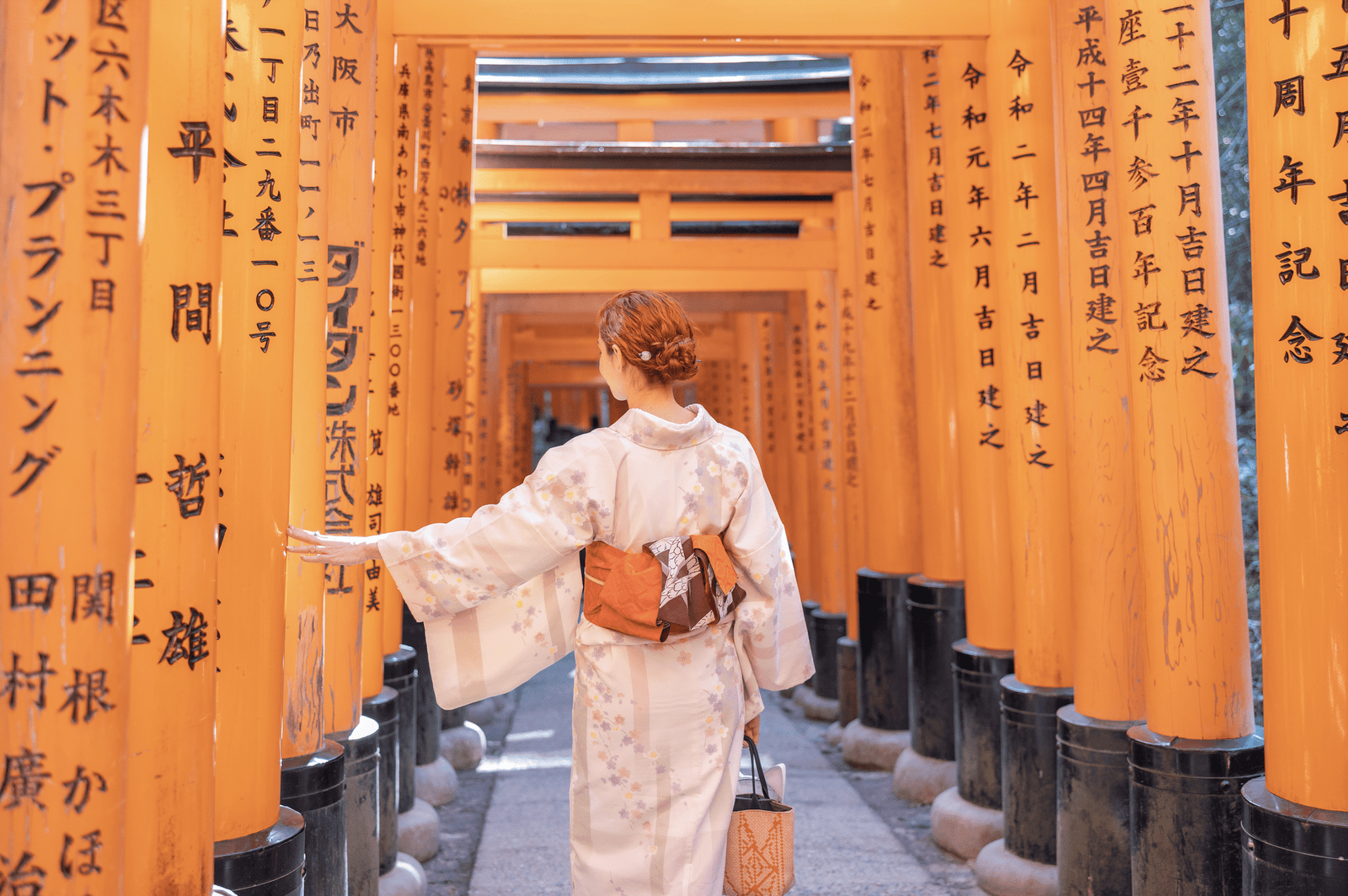 Kalu vestindo kimono entre os milhares de portões vermelhos no Fushimi Inari Taisha.