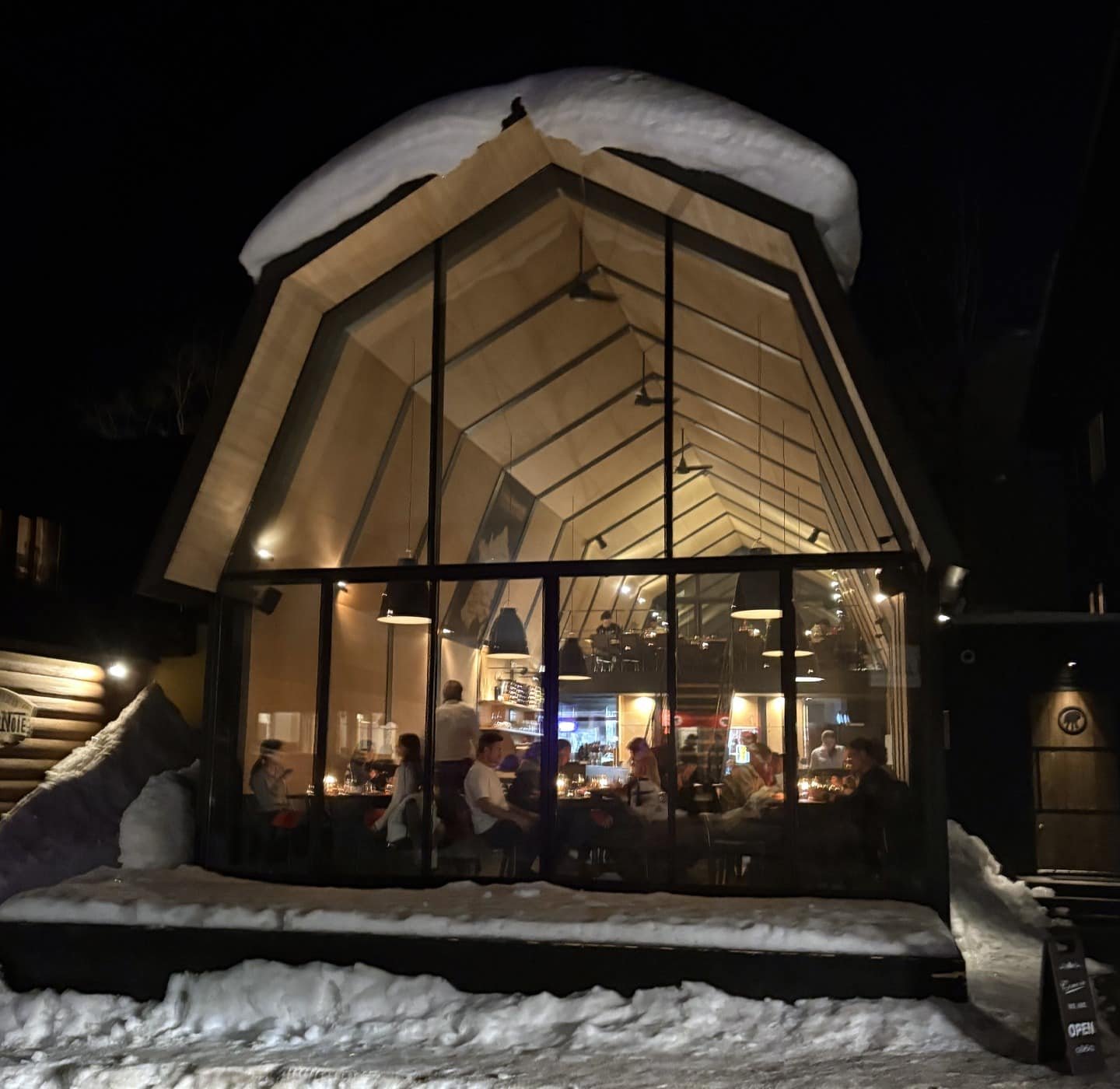 Um restaurante em um chalé durante o inverno.