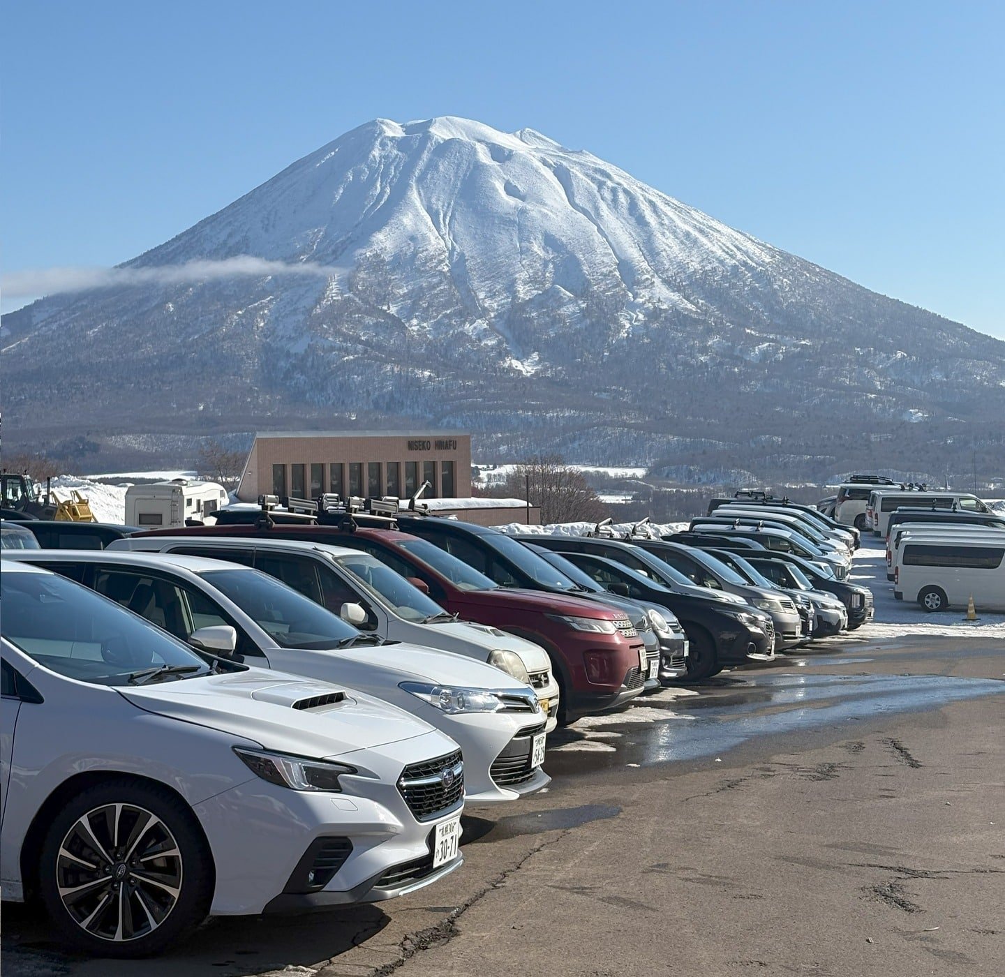 Um frota de carros de luxo estacionados.