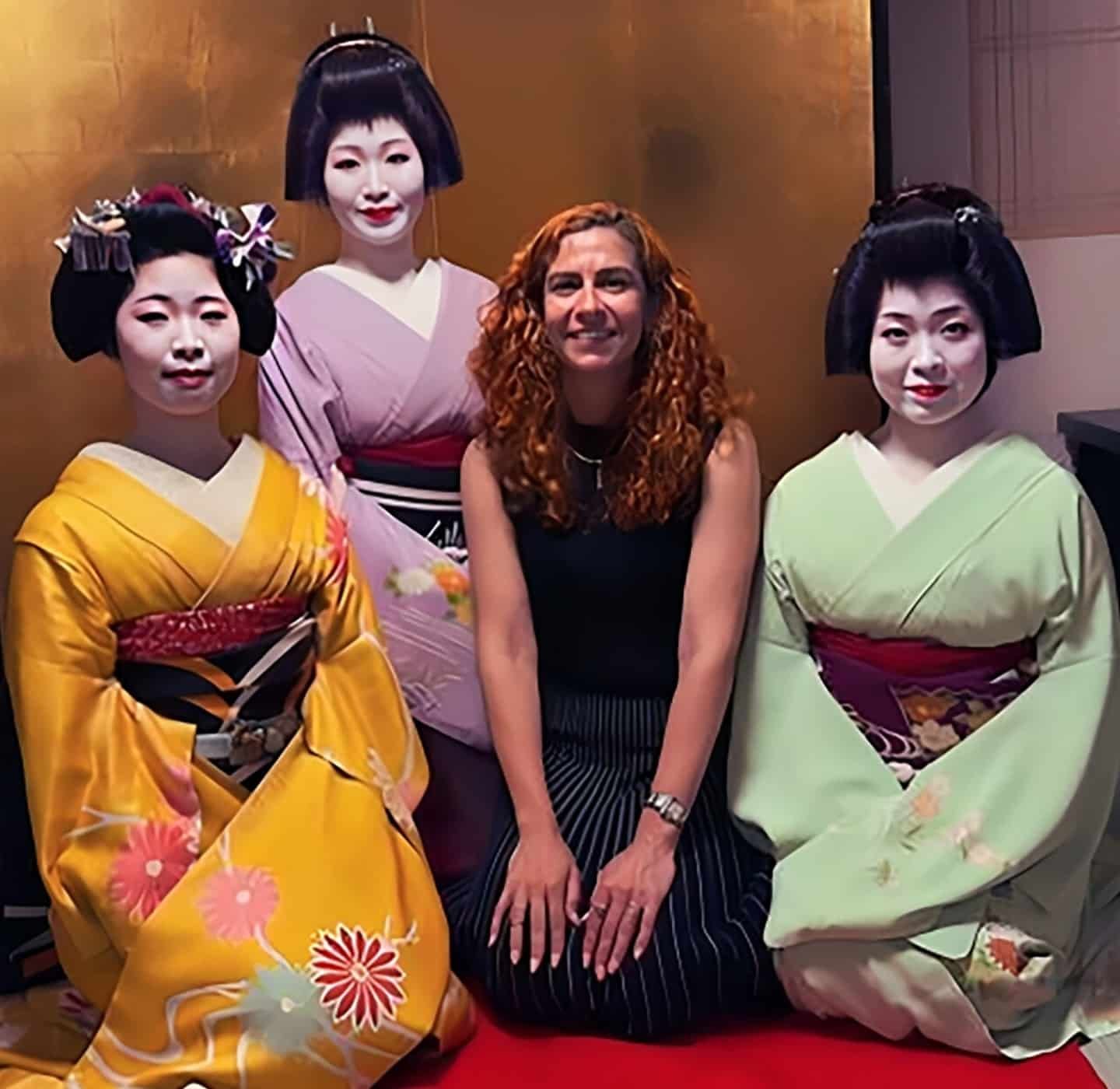 Kalu ajoelhada com três geishas.