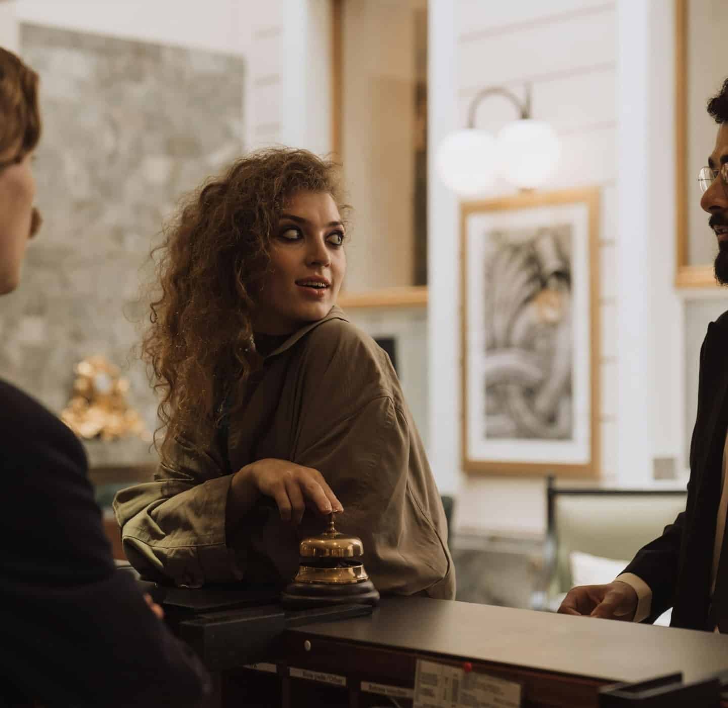 Um homem e uma mulher na recepção de um hotel.