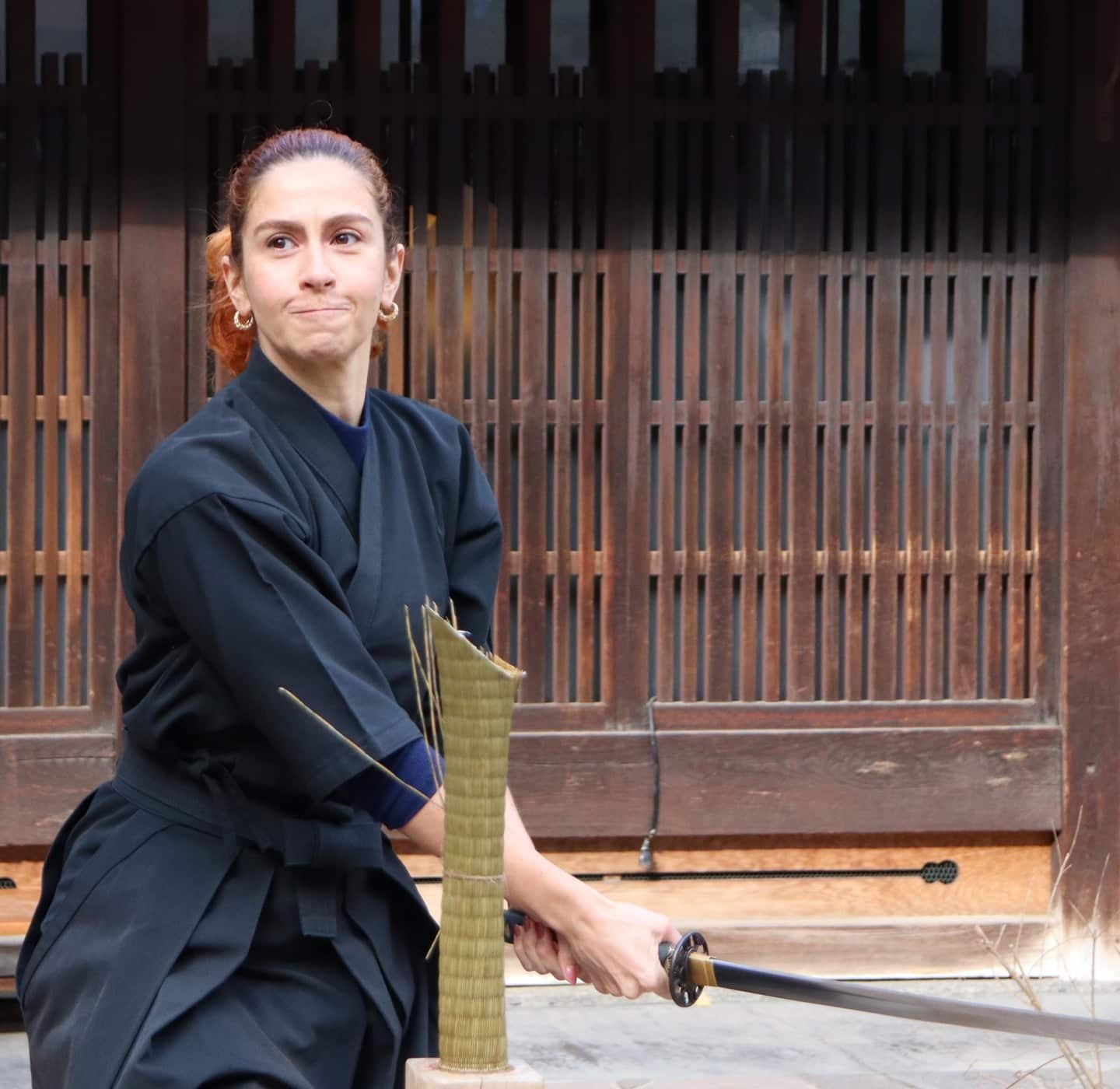 Kalu cortando um bambu com uma katana.