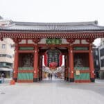 O Kaminarimon, o portão tradicional com uma enorme lanterna vermelha e estatuas de deuses.