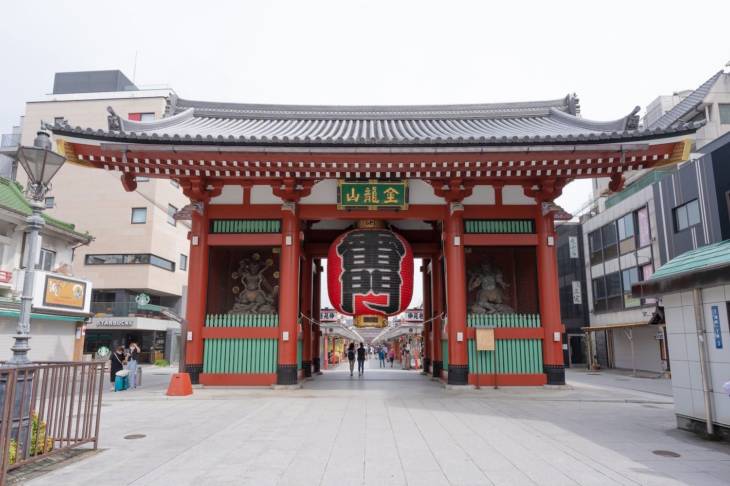 O Kaminarimon, o portão tradicional com uma enorme lanterna vermelha e estatuas de deuses.