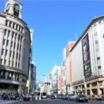 Esquina de Ginza com a icônica loja de departamentos Wako à esquerda.