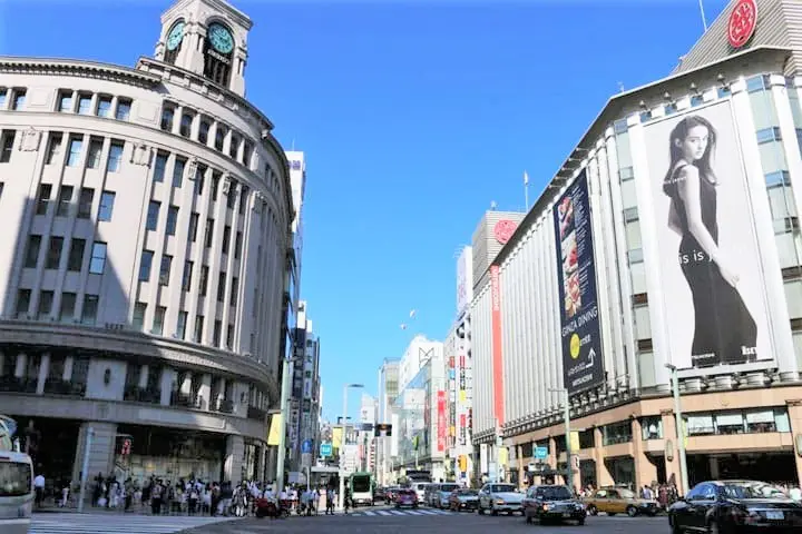 Esquina de Ginza com a icônica loja de departamentos Wako à esquerda.