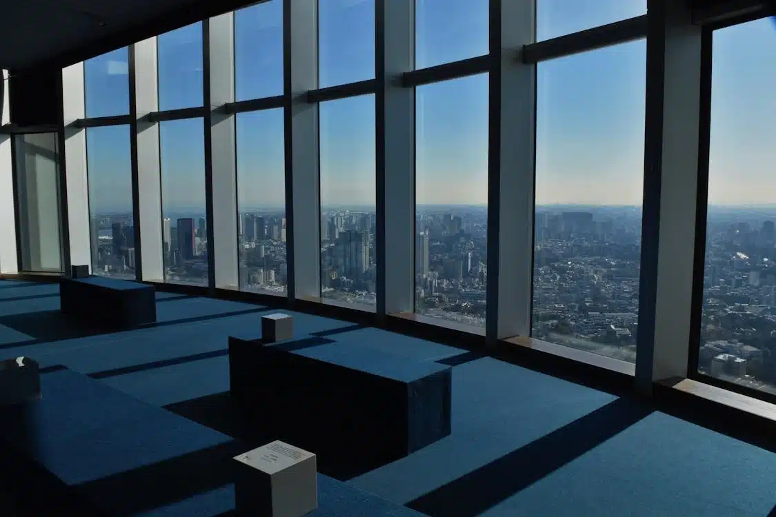 Tembo Deck da Skytree, com bancos para apreciar a vista.