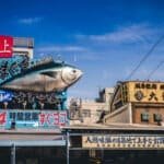 Placa gigante de peixe no Mercado Tsukiji.