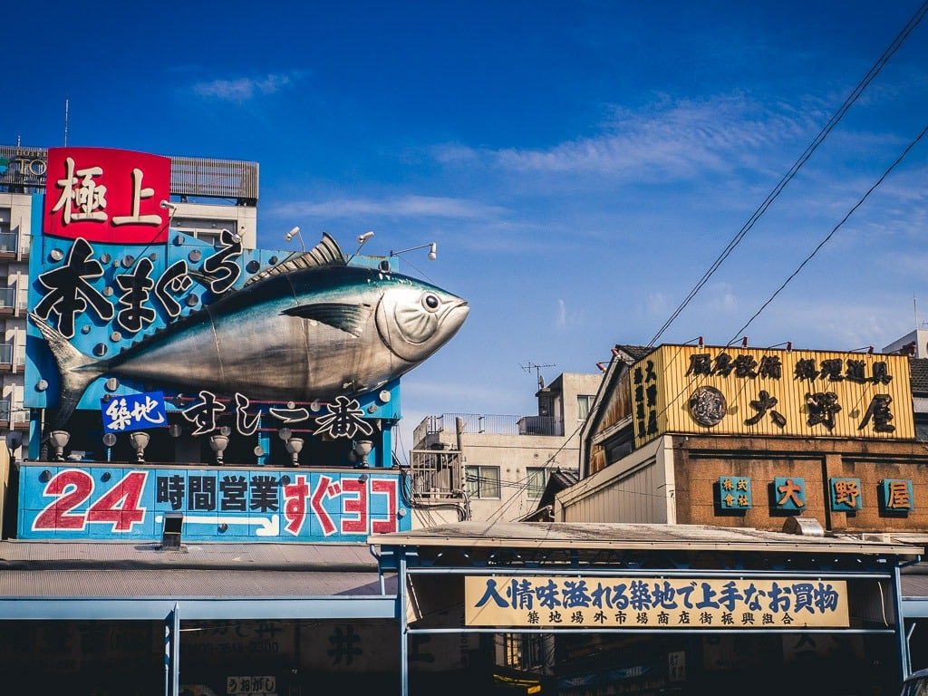 Placa gigante de peixe no Mercado Tsukiji.