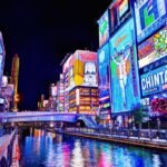 Dotonbori, em Osaka, diversos luminosos publicitários beiram o famoso canal.