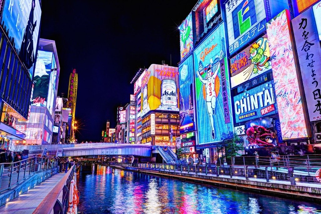 Dotonbori, em Osaka, diversos luminosos publicitários beiram o famoso canal.