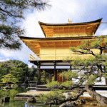 O Kinkakuji, ou Templo do Pavilhão Dourado de Kyoto, revestido de folhas de ouro.