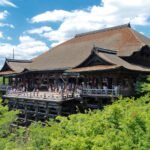 A Varanda do Salão Principal do Kiyomizudera, repleta de turistas.