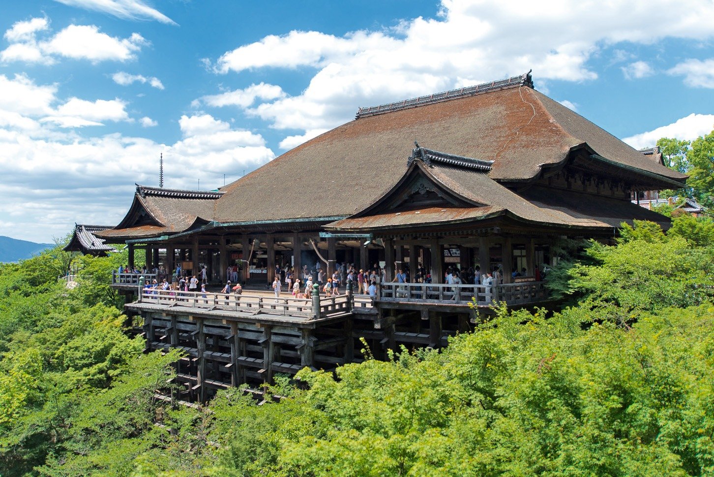 A Varanda do Salão Principal do Kiyomizudera, repleta de turistas.