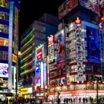 Prédios em Akihabara, com diversas lojas e placas luminosas.
