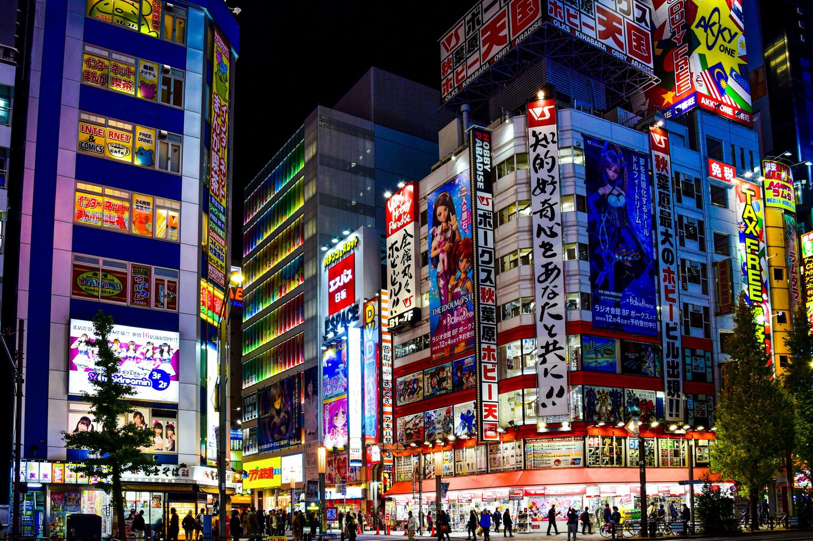 Prédios em Akihabara, com diversas lojas e placas luminosas.