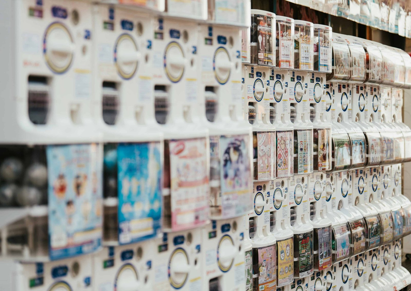 Máquinas de gashapons, com colecionáveis surpresa a cada jogada