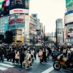 Inúmeras pessoas atravessando o cruzamento em Shibuya.