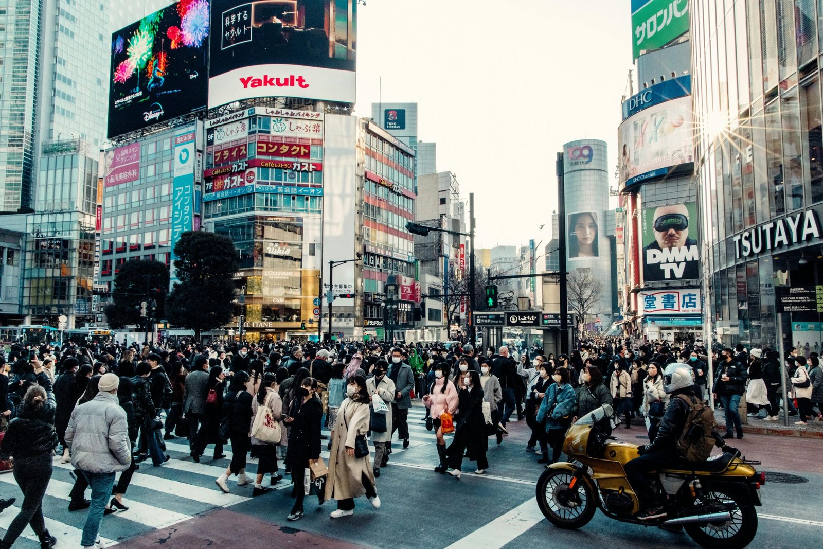 Inúmeras pessoas atravessando o cruzamento em Shibuya.