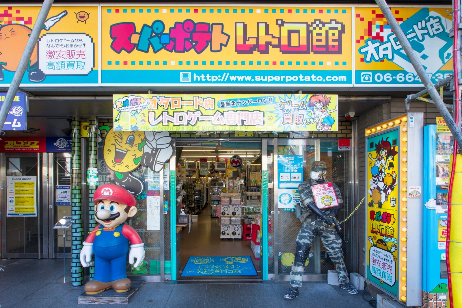 Frente da loja Super Potato, com estátua do personagem de videogame Mario