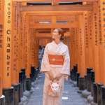 Kalu vestindo um kimono entre os Torii Gates em Fushimi Inari.