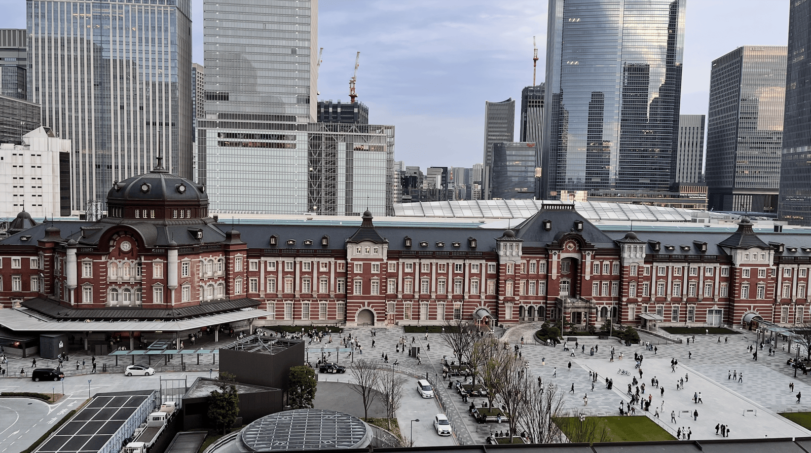 O lado Marunouchi da Estação de Tóquio, com sua arquitetura tradicional.