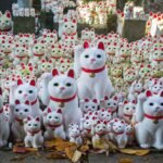 Diversas estátuas de gatos, o maneki-neko, no Templo Gotokuji.