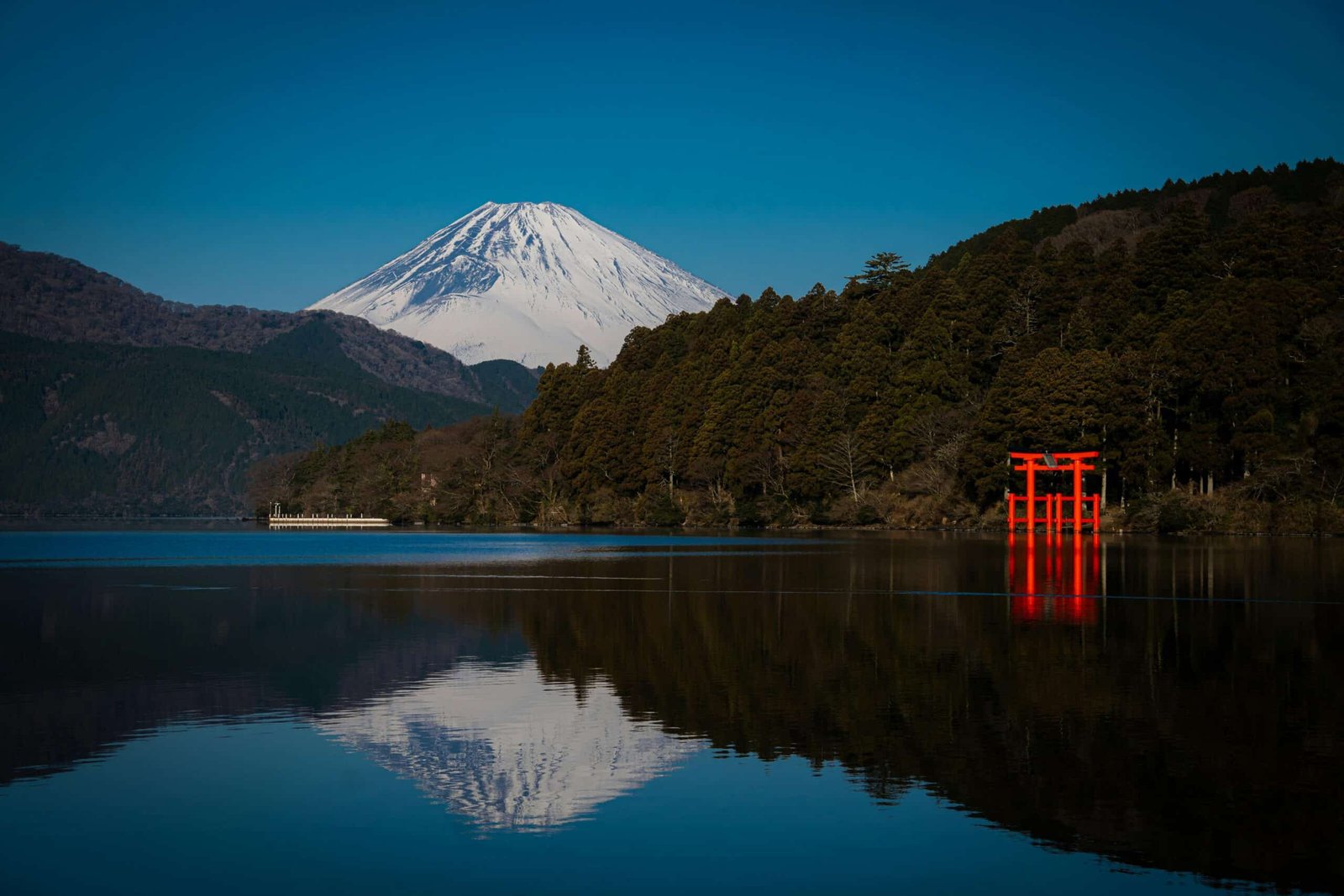 Vista do Monte Fuji em Hakone, a beira de um lago