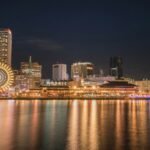 Os prédios de Kobes visto da Baia de Osaka, com suas luzes refletindo na água.
